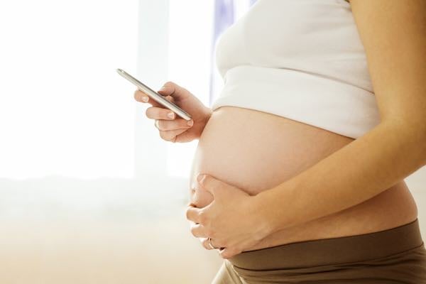 pregnant-woman-smartphone-app