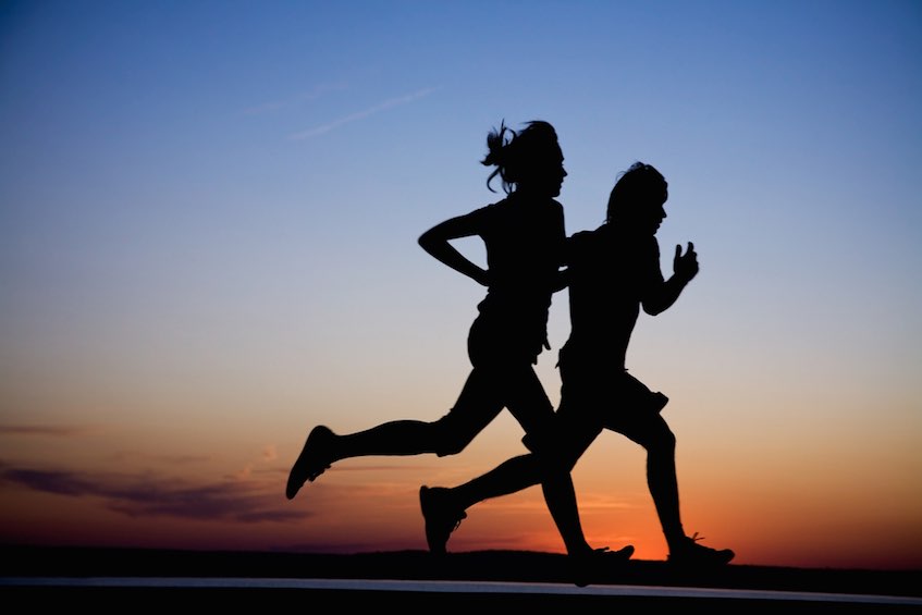 running-couple-beach-sunset